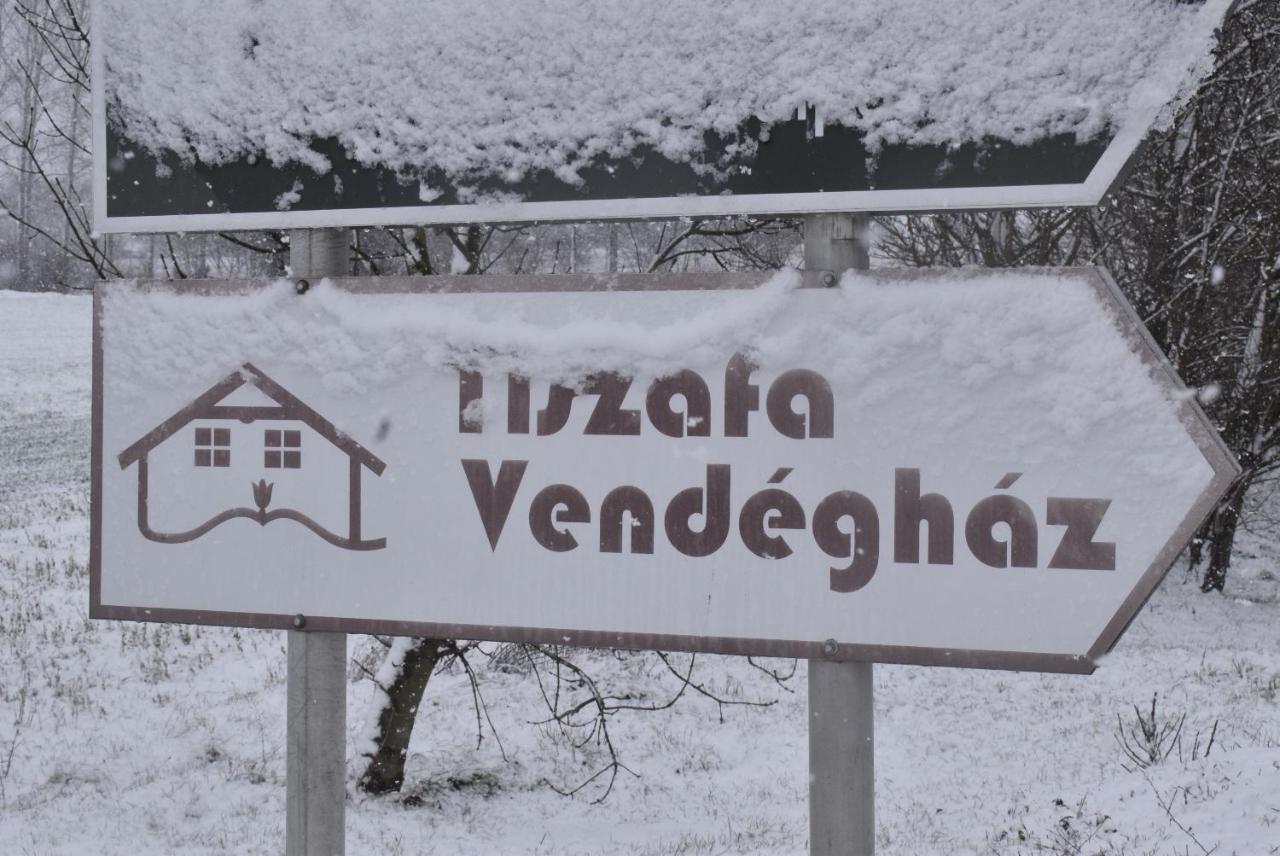 Отель Tiszafa Vendeghaz Szentgal Экстерьер фото
